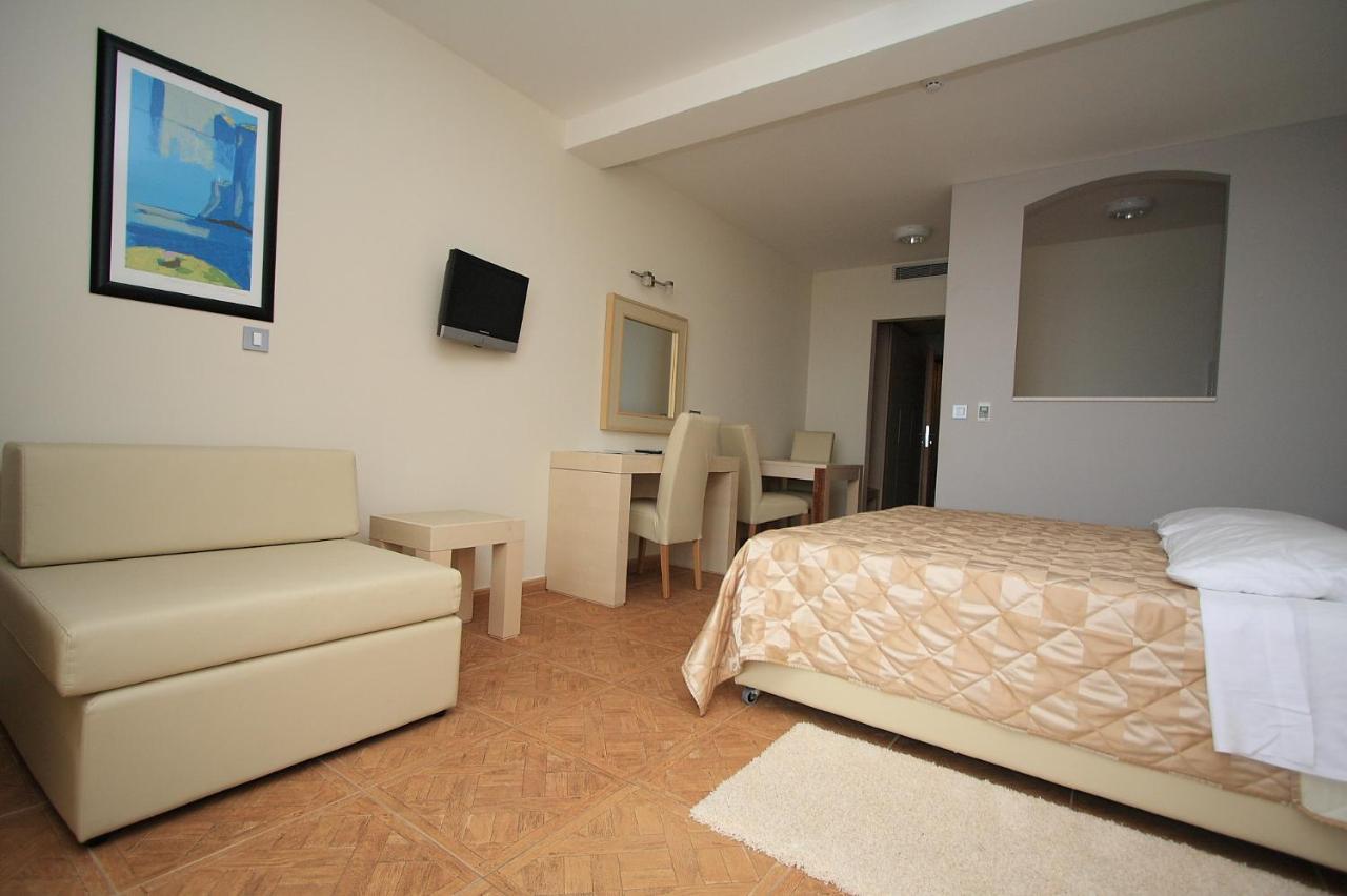 Aparthotel Natalia พอดโกรา ภายนอก รูปภาพ