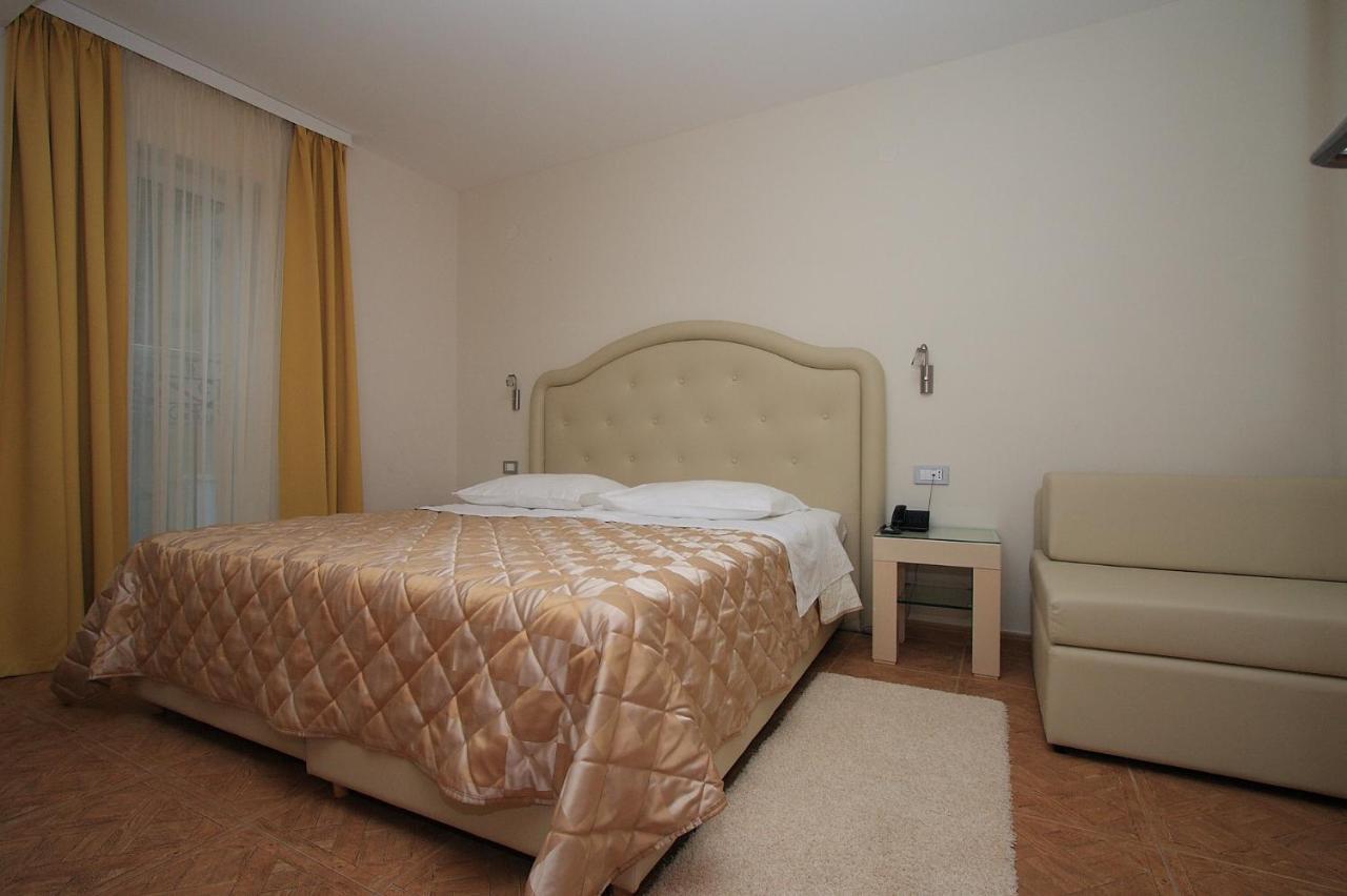 Aparthotel Natalia พอดโกรา ภายนอก รูปภาพ