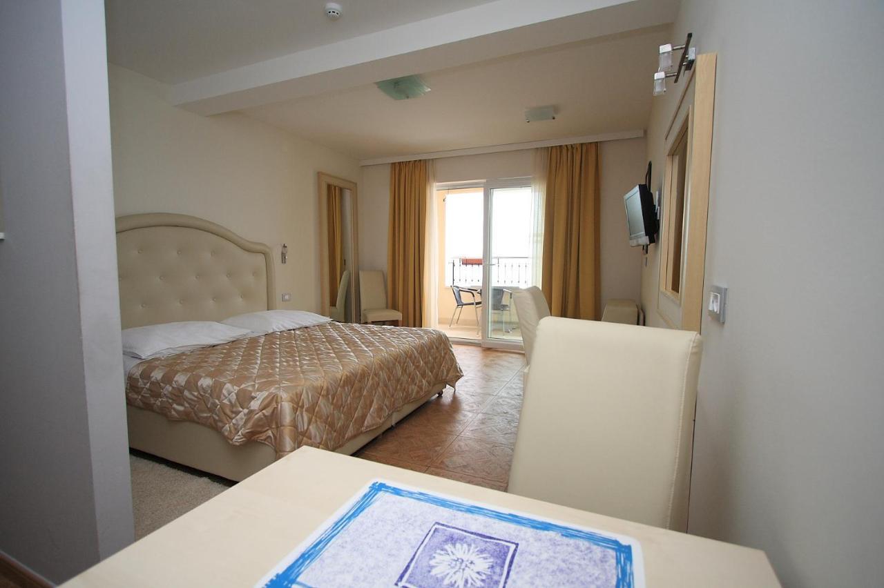 Aparthotel Natalia พอดโกรา ภายนอก รูปภาพ