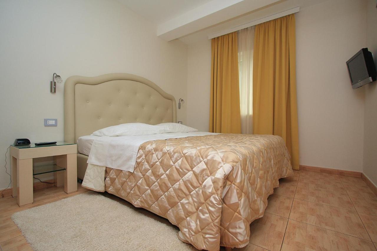 Aparthotel Natalia พอดโกรา ภายนอก รูปภาพ